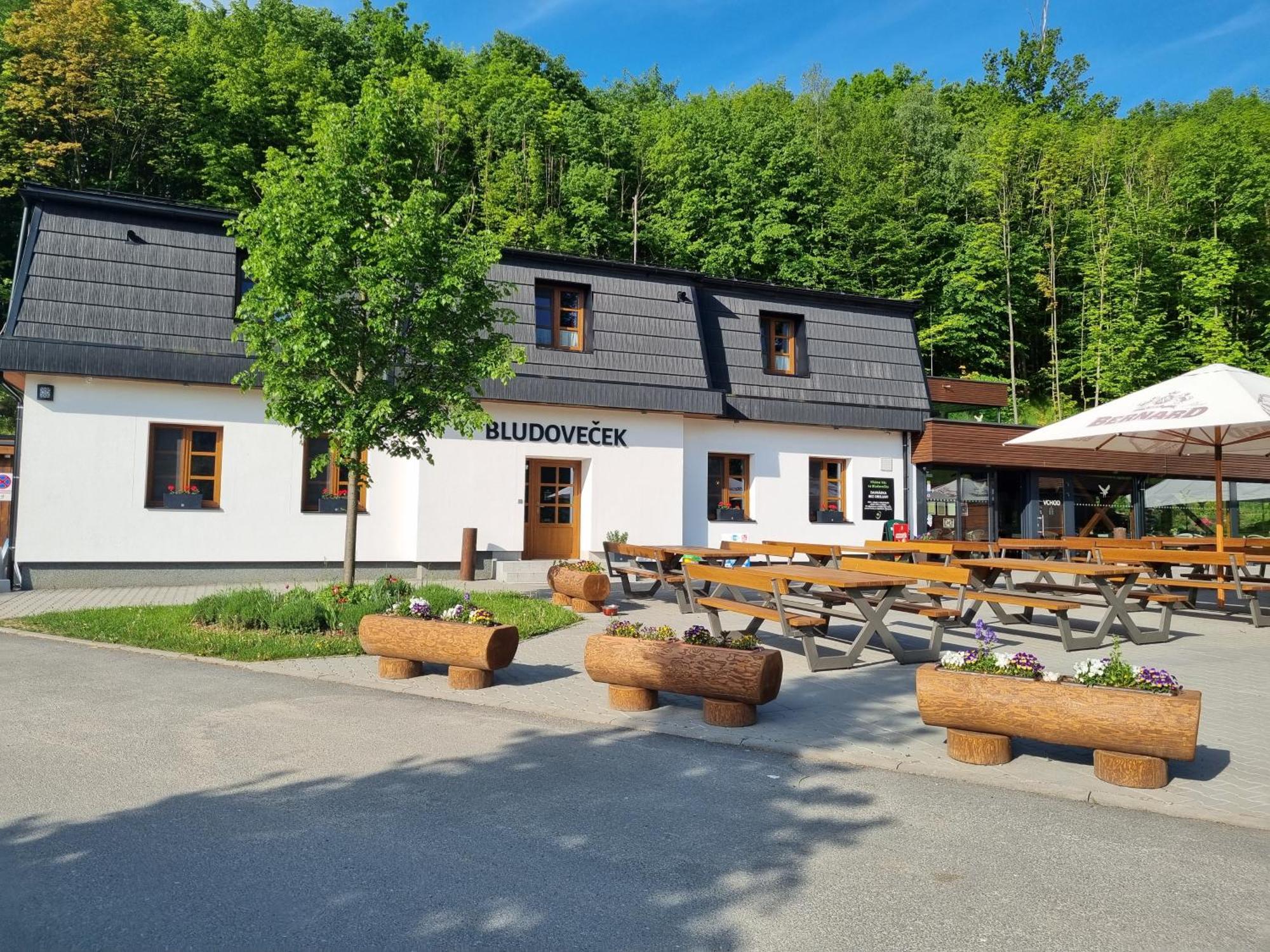 Restaurace A Penzion Bludovecek Eksteriør billede